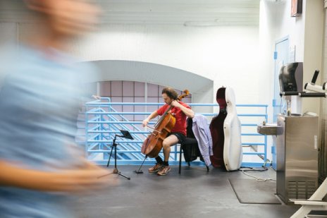 Runners continuing their treadmill workouts as Mr. Haimovitz, who changed into workout clothing, performed in the Dodge Fitness Center. “It would satisfy all the promoters who have urged performers to take their music beyond the concert hall if the joggers in the university gym had stepped off their treadmills, transfixed by this man, wryly clad in shorts and running shoes, playing Philip Glass among the weights,” Mr. Allen writes. “But no — and that’s fine.”
